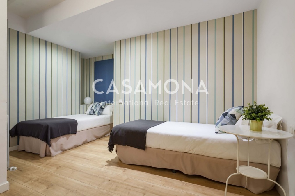 Charming 2 Bedroom Apartment with Communal Terrace and Pool in El Born