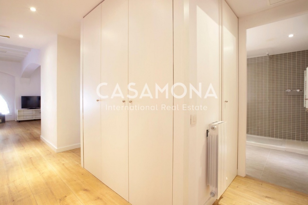 Charming 2 Bedroom Apartment with Communal Terrace and Pool in El Born