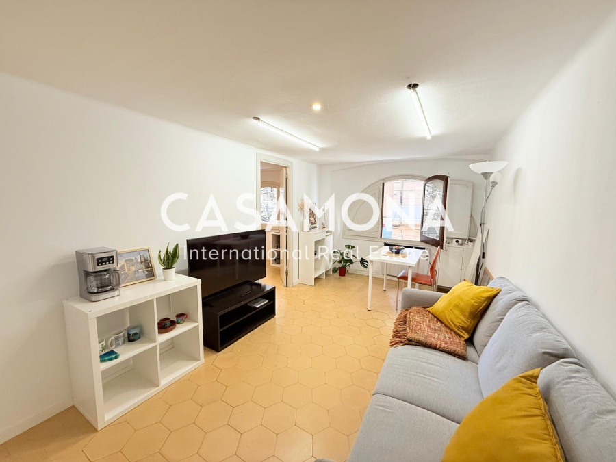 Buy to let Opportunity - Centrally Located Apartment with Low Ceilings in Gótico