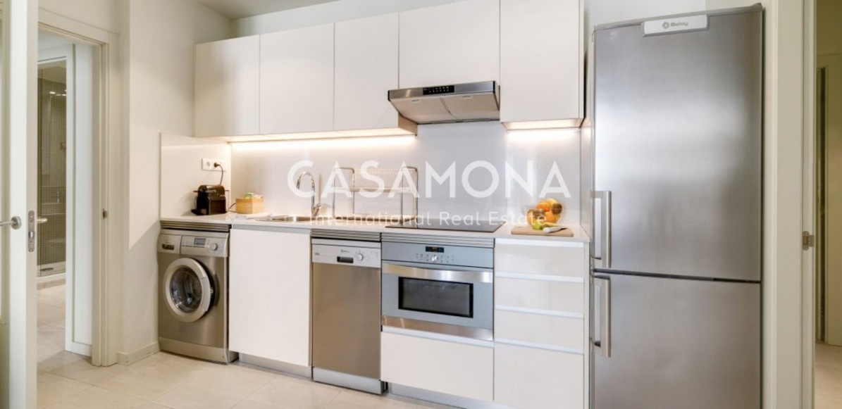Moderno apartamento de 1 dormitorio con balcones y terraza en un edificio renovado