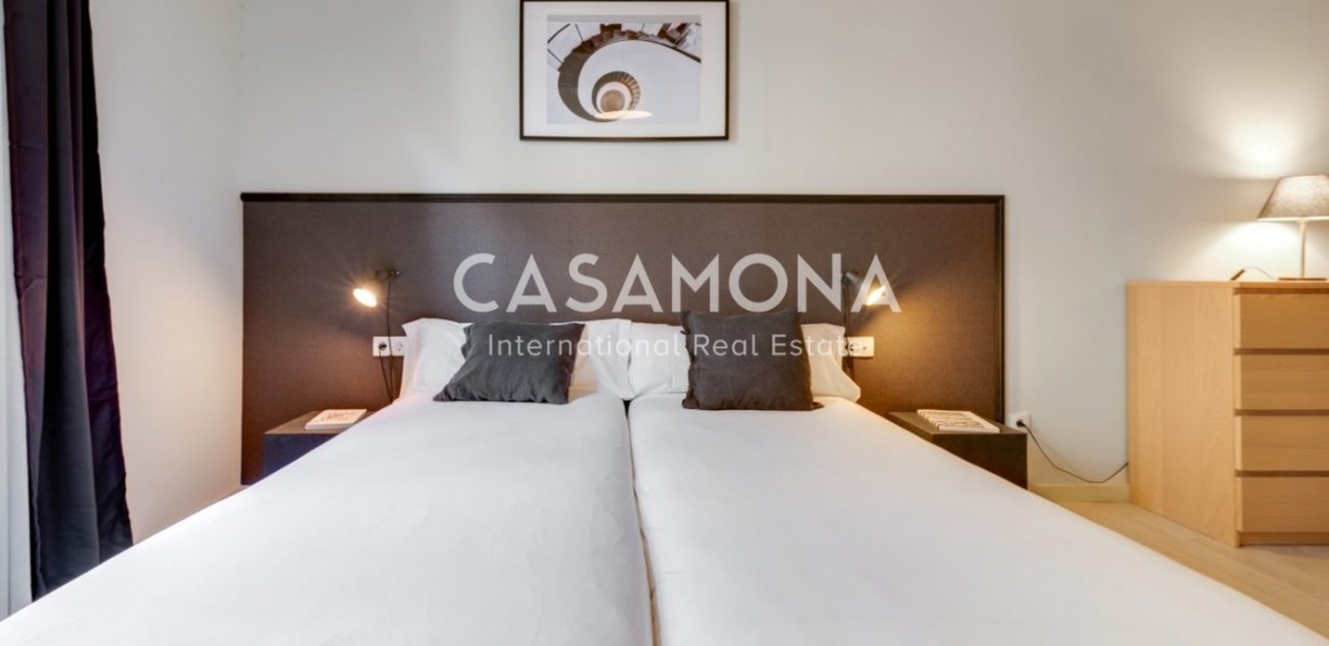 Moderno apartamento de 1 dormitorio con balcones y terraza en un edificio renovado