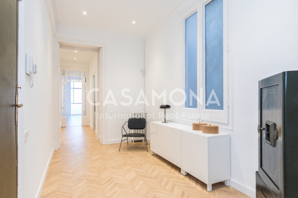 Gorgeous 4 Bedroom Apartment in a Classic Building besides Passeig de Sant Joan Gorgeous 4 Bedroom Apartment in a Classic Building besides Passeig de Sant Joan