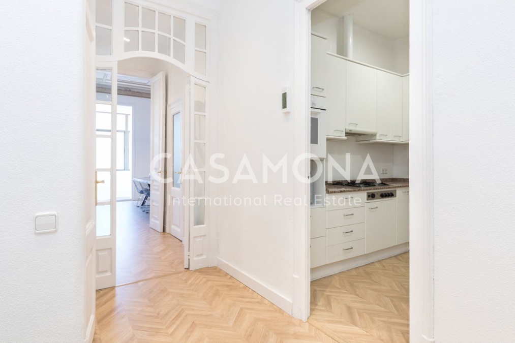 Gorgeous 4 Bedroom Apartment in a Classic Building besides Passeig de Sant Joan Gorgeous 4 Bedroom Apartment in a Classic Building besides Passeig de Sant Joan