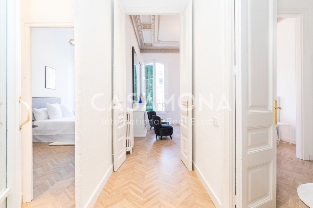 Lluminós i espaiós Apartament de 4 Habitacions amb Balcó a l'Eixample