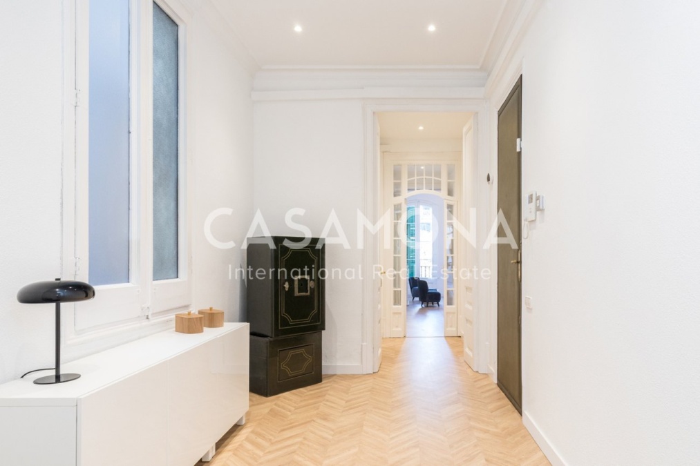 Lluminós i espaiós Apartament de 4 Habitacions amb Balcó a l'Eixample