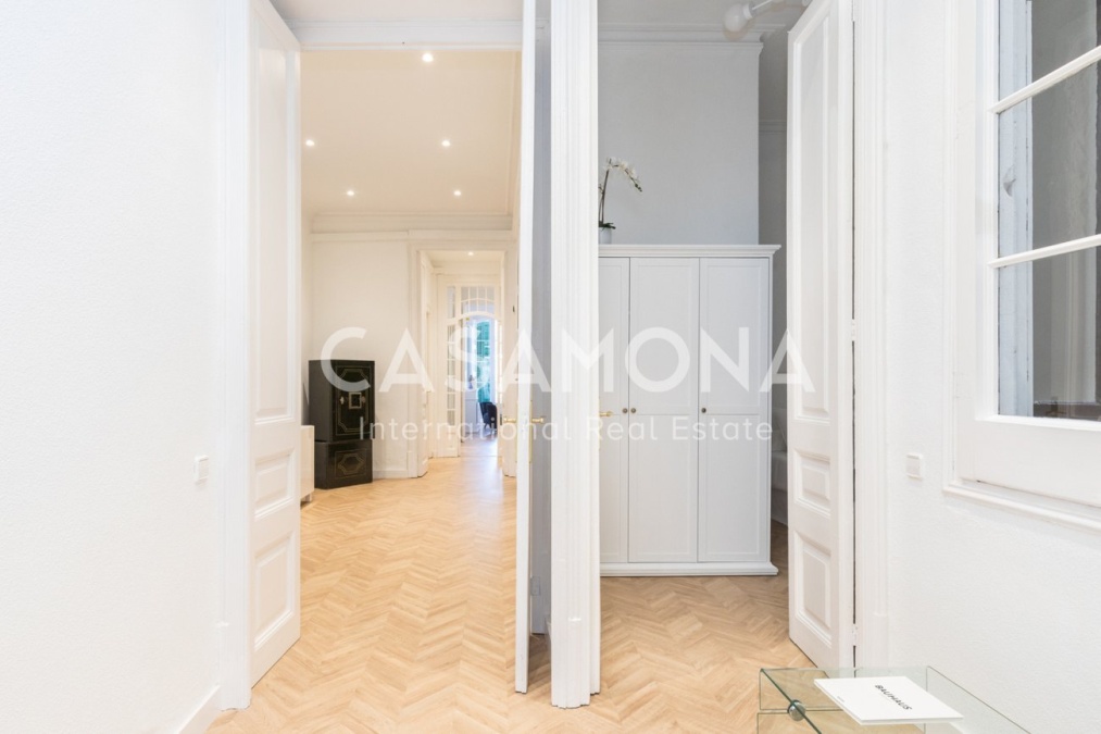 Lluminós i espaiós Apartament de 4 Habitacions amb Balcó a l'Eixample