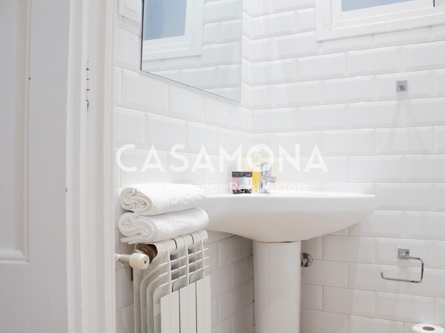Gorgeous 4 Bedroom Apartment in a Classic Building besides Passeig de Sant Joan Gorgeous 4 Bedroom Apartment in a Classic Building besides Passeig de Sant Joan