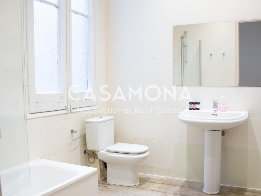 Gorgeous 4 Bedroom Apartment in a Classic Building besides Passeig de Sant Joan Gorgeous 4 Bedroom Apartment in a Classic Building besides Passeig de Sant Joan