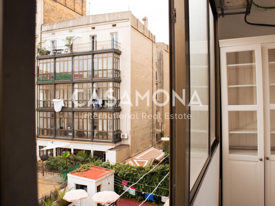 Lluminós i espaiós Apartament de 4 Habitacions amb Balcó a l'Eixample