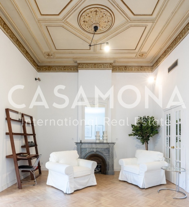 Bright and Exclusive 4 Bedrooms Apartment with Private Terrace in Eixample