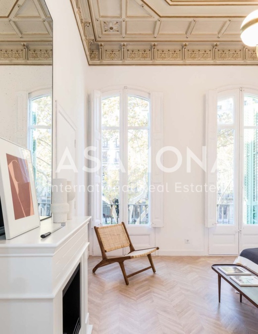 Bright and Exclusive 4 Bedrooms Apartment with Private Terrace in Eixample