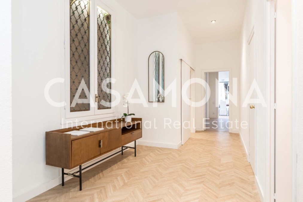 Appartement lumineux et exclusif de 4 chambres avec terrasse privée à Eixample