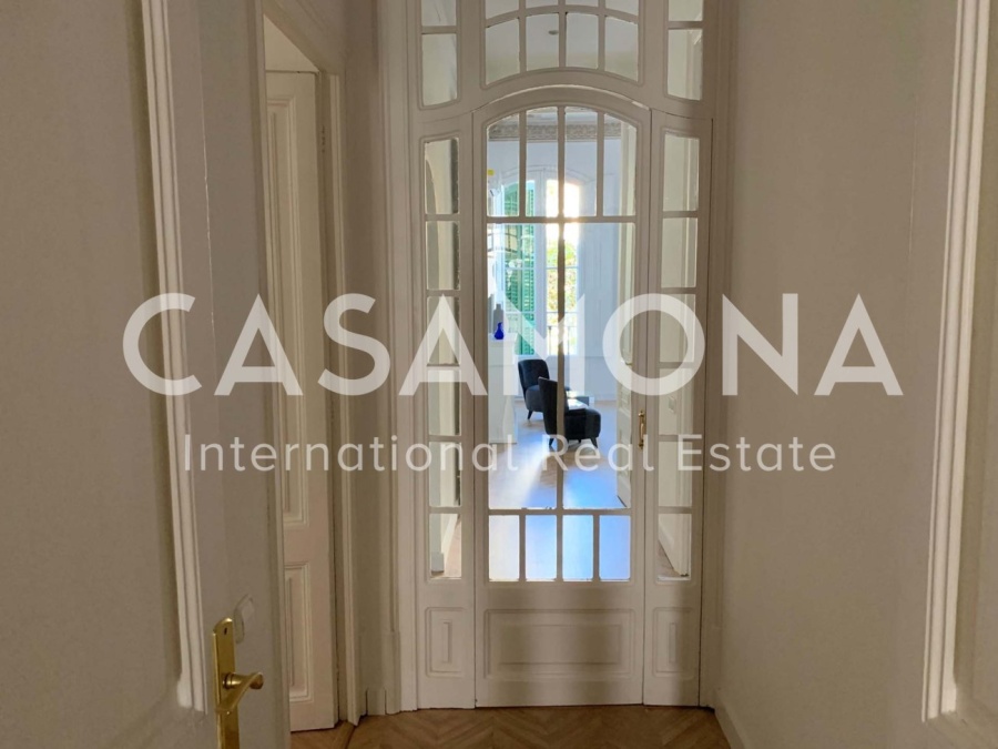 Luminoso y exclusivo apartamento de 4 dormitorios con terraza privada en Eixample