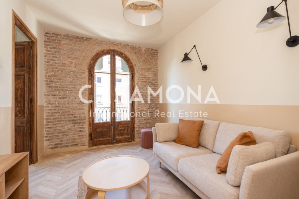 Modern 3 Bedroom Apartment with Balcony in Gràcia