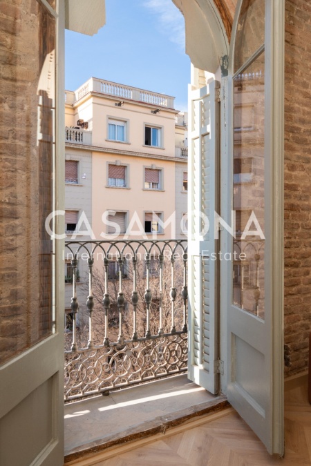 Modern 3 Bedroom Apartment with Balcony in Gràcia