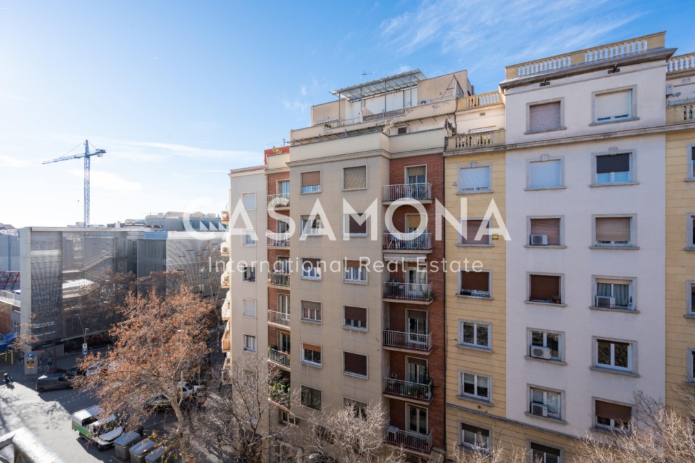 Modern 3 Bedroom Apartment with Balcony in Gràcia