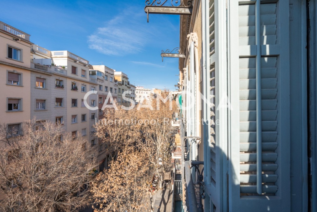 Modern 3 Bedroom Apartment with Balcony in Gràcia