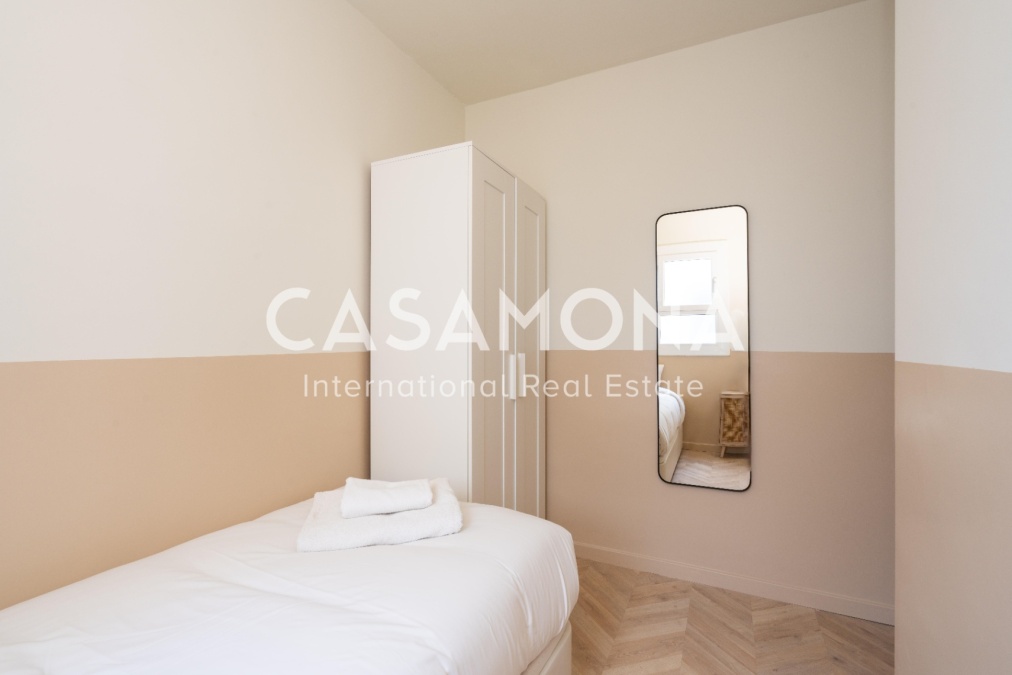 Modern 3 Bedroom Apartment with Balcony in Gràcia