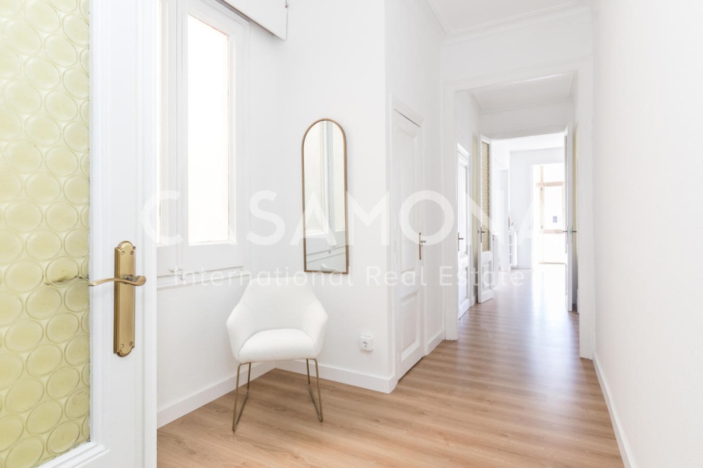 Beautiful 5-Bedroom Apartment Perfectly Located on Gran Via Beautiful 5-Bedroom Apartment Perfectly Located on Gran Via