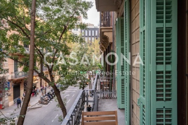 Recently Refurbished 3 Bedroom Apartment with Catalan Features near Passeig de Gràcia