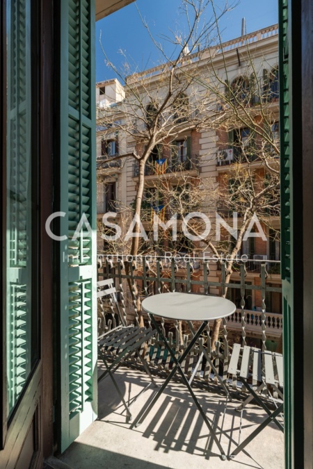 Appartement de 3 chambres récemment rénové avec des caractéristiques catalanes près du Passeig de Gràcia