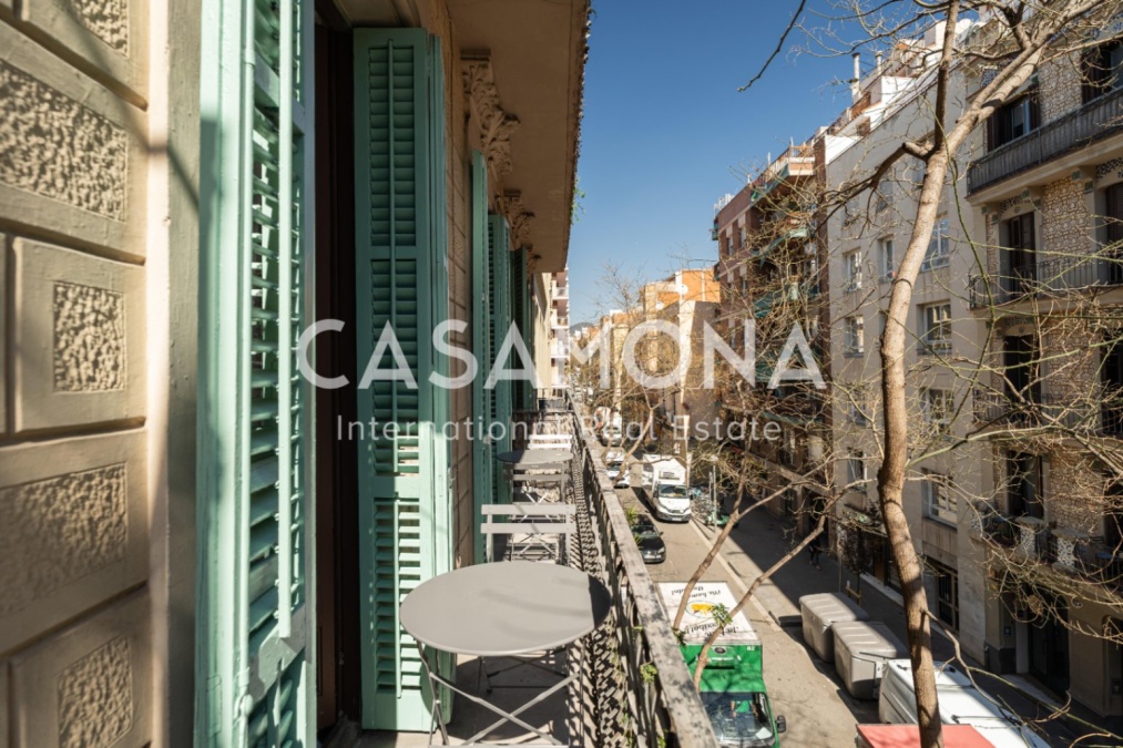 Appartement de 3 chambres récemment rénové avec des caractéristiques catalanes près du Passeig de Gràcia