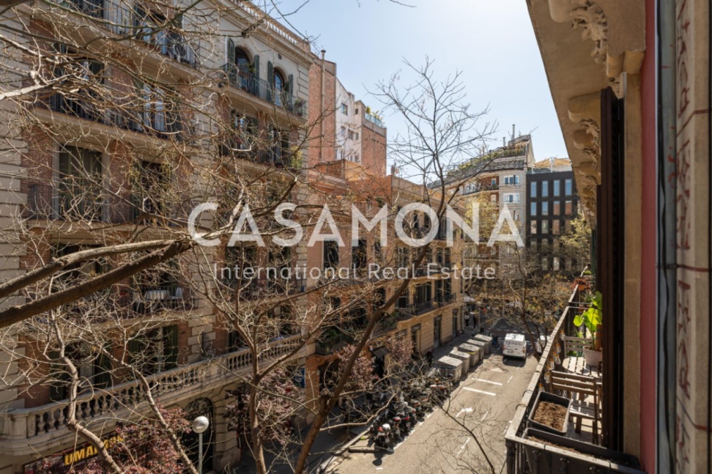 Appartement de 3 chambres récemment rénové avec des caractéristiques catalanes près du Passeig de Gràcia