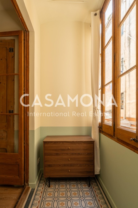 Recently Refurbished 3 Bedroom Apartment with Catalan Features near Passeig de Gràcia