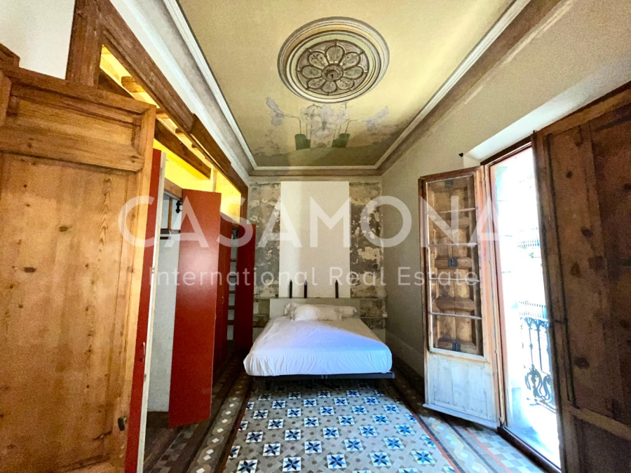 Viu com un rei: Apartament històric de 3 habitacions i 2 banys al Born