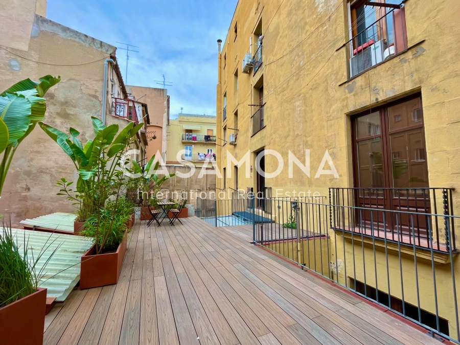 Spacious and Bright Apartment with a Big Terrace and Elevator in the Heart of Gótico