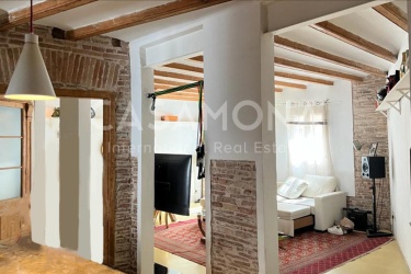 Spacious 3 Bedroom, 2 Bathroom Apartment by the Roman Wall in the Gothic Quarter