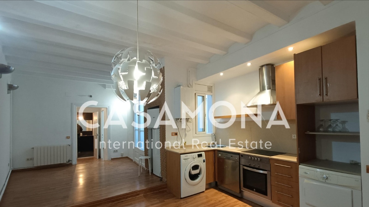 Amplio apartamento de 90 m2 - 3 dormitorios junto a la muralla romana en Gótico