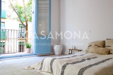 VERKAUFT Neu renovierte Boho-Chic El Born Wohnung mit Aufzug und niedlichem Balkon
