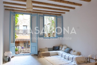 VENDIDO Apartamento Boho-Chic El Born recién renovado con ascensor y lindo balcón VENDIDO Apartamento Boho-Chic El Born recién renovado con ascensor y lindo balcón