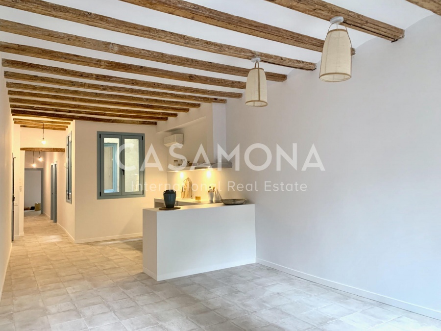 SOLD Newly Renovated Boho-Chic El Born Apartment with Elevator and Cute Balcony SOLD Newly Renovated Boho-Chic El Born Apartment with Elevator and Cute Balcony