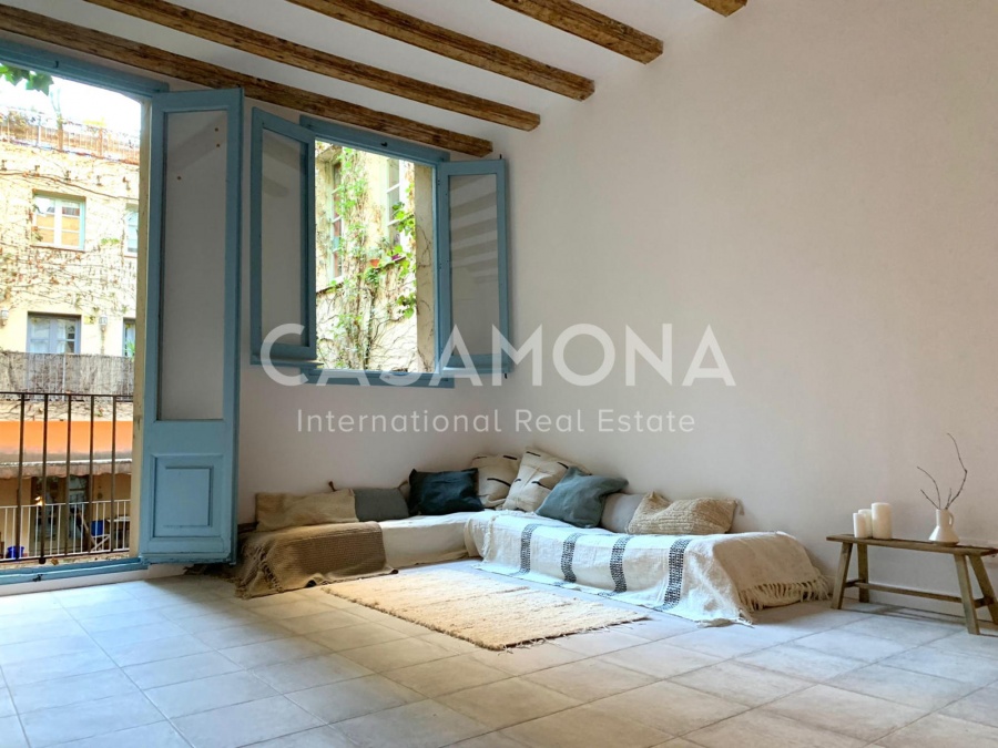 SOLD Newly Renovated Boho-Chic El Born Apartment with Elevator and Cute Balcony SOLD Newly Renovated Boho-Chic El Born Apartment with Elevator and Cute Balcony