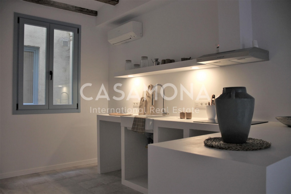 SOLD Newly Renovated Boho-Chic El Born Apartment with Elevator and Cute Balcony SOLD Newly Renovated Boho-Chic El Born Apartment with Elevator and Cute Balcony