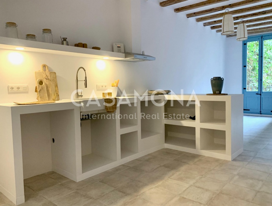 SOLD Newly Renovated Boho-Chic El Born Apartment with Elevator and Cute Balcony SOLD Newly Renovated Boho-Chic El Born Apartment with Elevator and Cute Balcony