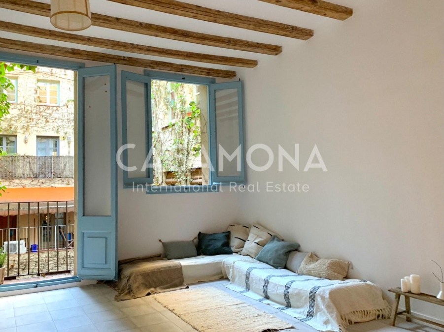 SOLD Newly Renovated Boho-Chic El Born Apartment with Elevator and Cute Balcony SOLD Newly Renovated Boho-Chic El Born Apartment with Elevator and Cute Balcony