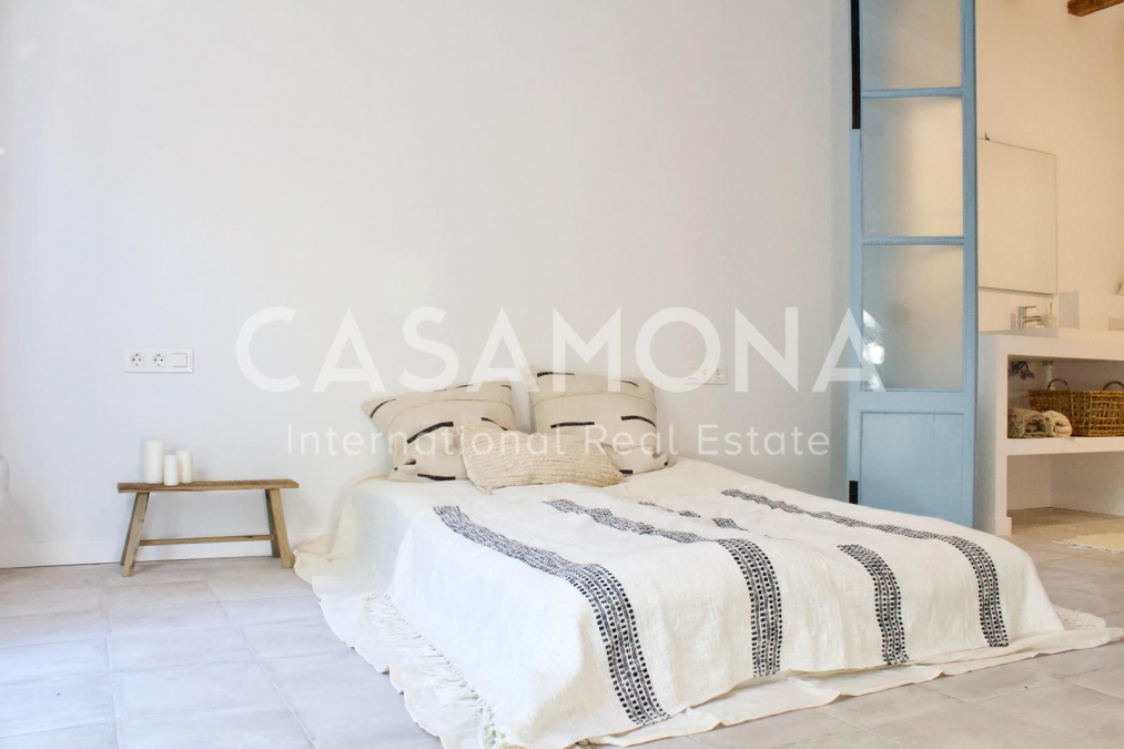 SOLD Newly Renovated Boho-Chic El Born Apartment with Elevator and Cute Balcony SOLD Newly Renovated Boho-Chic El Born Apartment with Elevator and Cute Balcony
