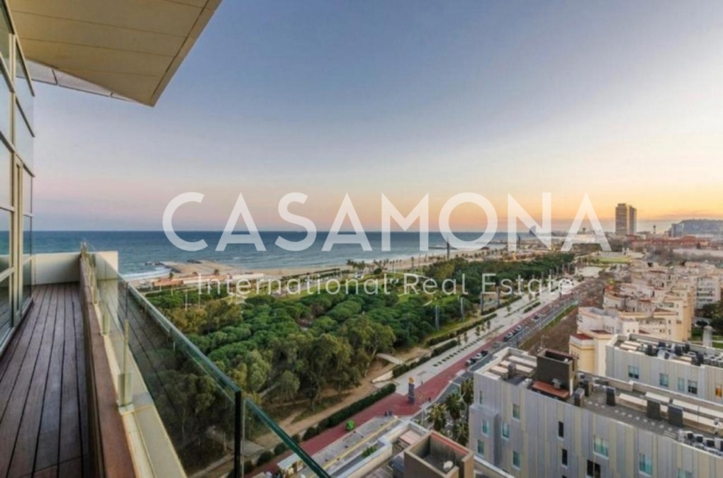 Spacious Top Floor Apartment with a Suite and a panoramic Balcony offering a Large View to the City and the Beach