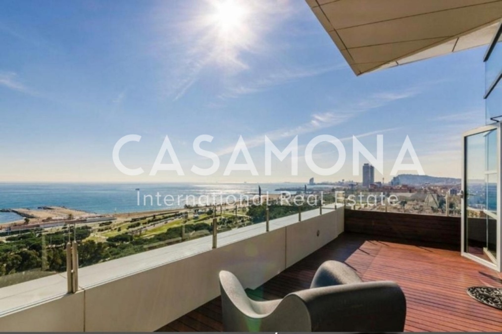 Spacious Top Floor Apartment with a Suite and a panoramic Balcony offering a Large View to the City and the Beach