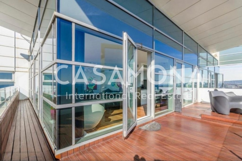 Spacious Top Floor Apartment with a Suite and a panoramic Balcony offering a Large View to the City and the Beach
