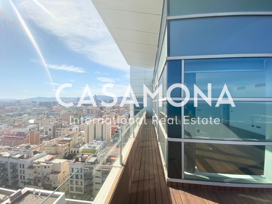 Spacious Top Floor Apartment with a Suite and a panoramic Balcony offering a Large View to the City and the Beach