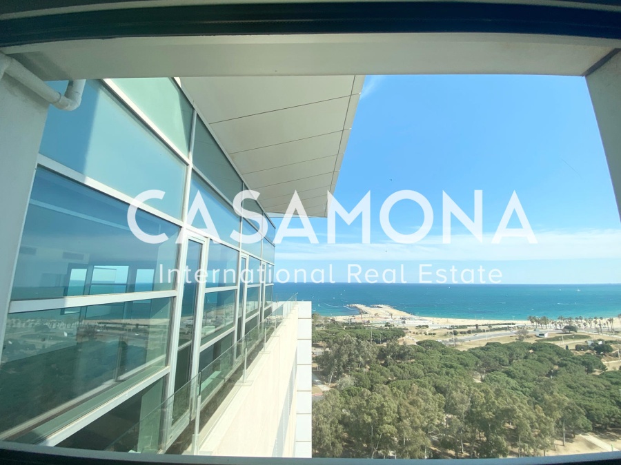 Spacious Top Floor Apartment with a Suite and a panoramic Balcony offering a Large View to the City and the Beach