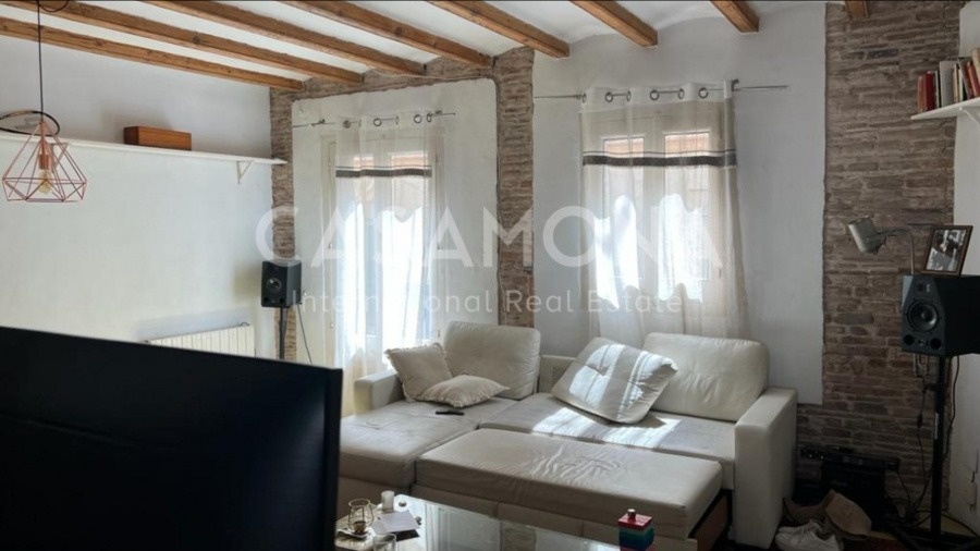 3 Bed Apartment with high Ceilings in Historic Heart of Gotico