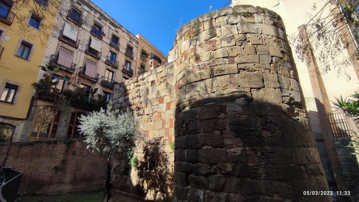 3 Bed Apartment with high Ceilings in Historic Heart of Gotico