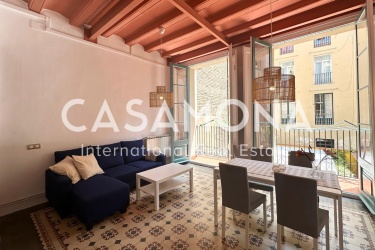 Designer Oasis in El Gòtic: 4-Bed Gem with 2 French Balconies Designer Oasis in El Gòtic: 4-Bed Gem with 2 French Balconies