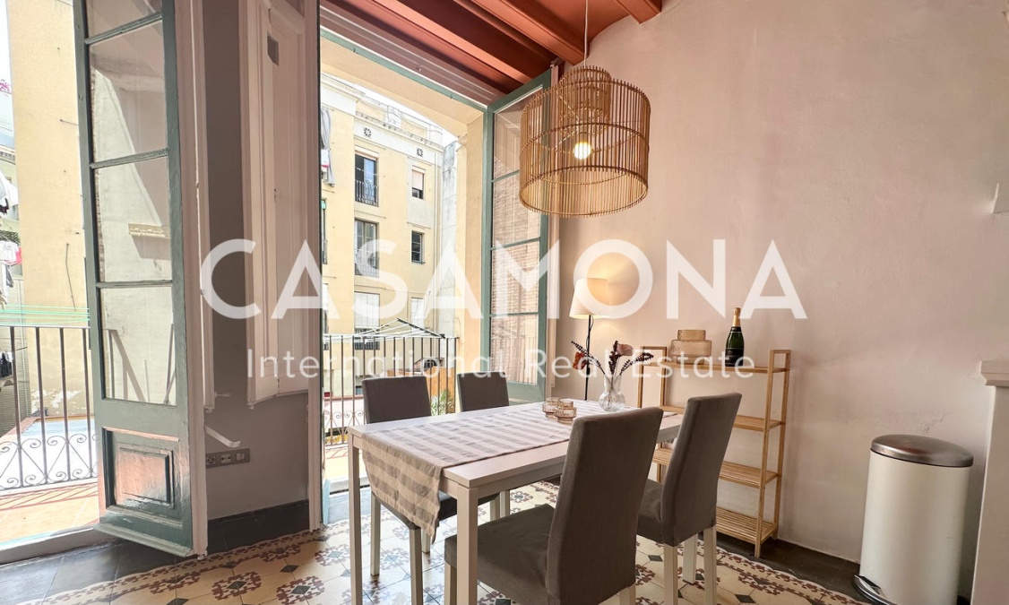 Designer Oasis in El Gòtic: 4-Bed Gem with 2 French Balconies Designer Oasis in El Gòtic: 4-Bed Gem with 2 French Balconies