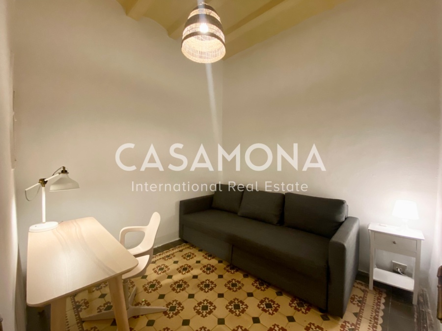 Designer Oasis in El Gòtic: 4-Bed Gem with 2 French Balconies Designer Oasis in El Gòtic: 4-Bed Gem with 2 French Balconies